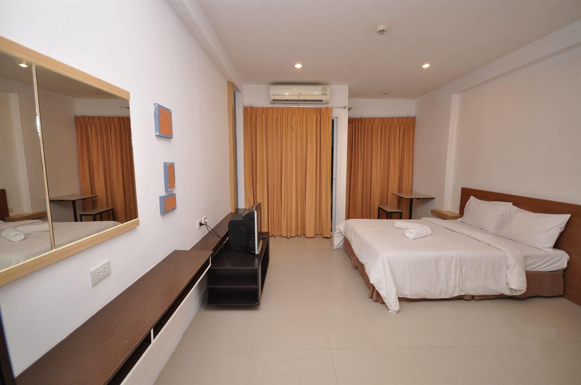 Oyo 792 Omsaga Phuket Hotel Eksteriør billede
